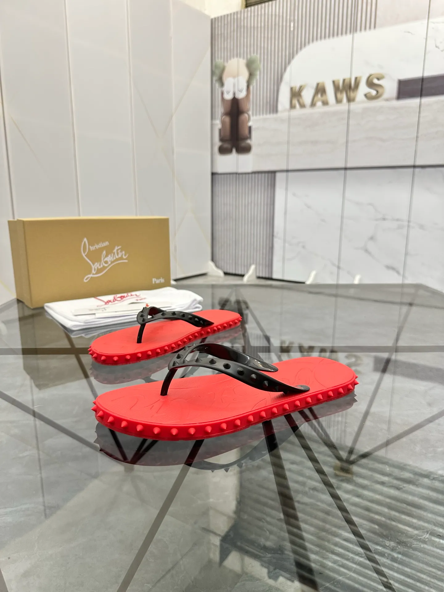 Men's shoes: 💰P280¥ Product trademark: CL red-soled shoes* "CL*" flip-flops Regular size: 36-44 (can be customized to 45.46) Couple style Product materials: Original material from upper counter, 5D color printing process, high-end rivets, original lining, original outsole. Number: 789